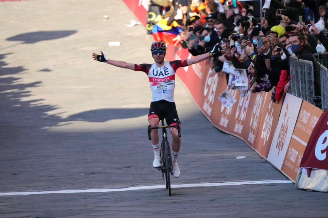 Tadej Pogacar en su victoria en Strade Bianche 2022