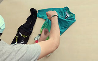 Doblar ropa de ciclismo