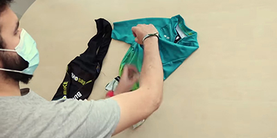 Doblar ropa de ciclismo