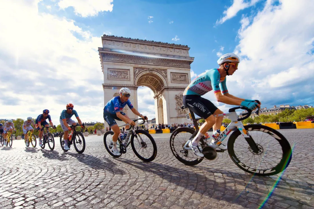 Equipo NSN en los Campos Elíseos. Etapa 21ª Tour de Francia