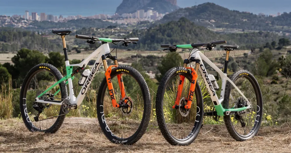 Orbea Oiz y Orbea Alma del equipo Orbea Fox Factory Team 2026
