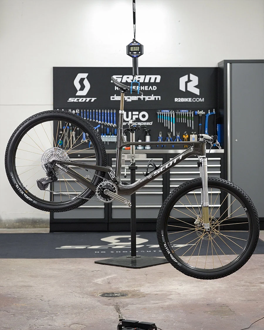 Peso de la Scott Spark RC 2027 construída por Dangerholm.