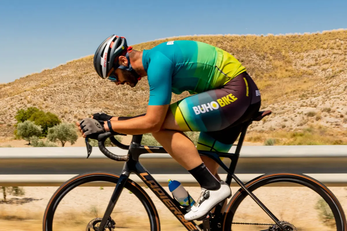 Posición aerodinámica sobre la bicicleta.