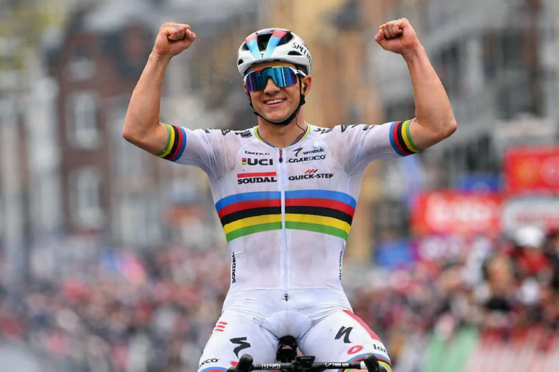 Remco Evenepoel con el maillot arcoiris